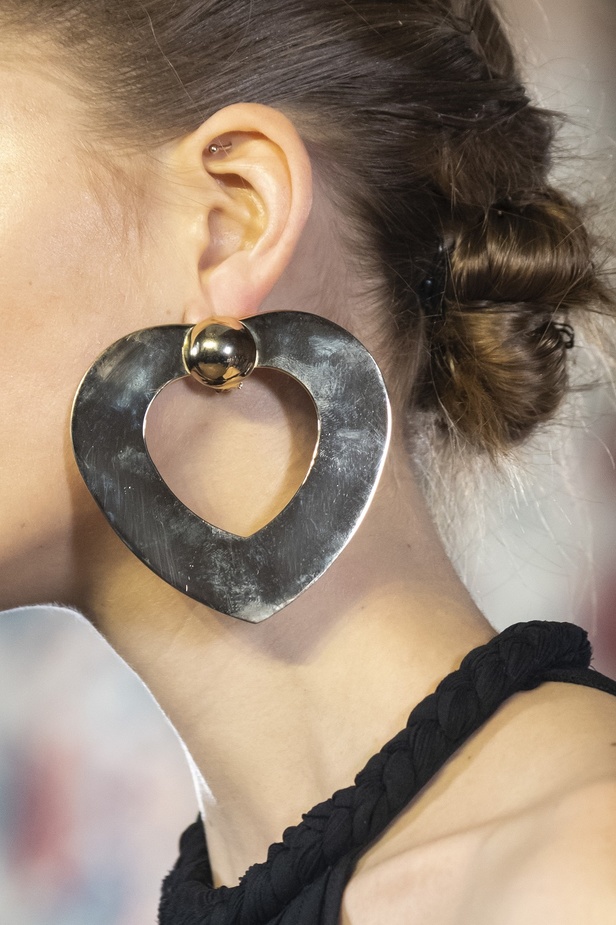 تصاميم كلاسيكية ومتنوعة من Elie Saab لخريف وشتاء 2019 