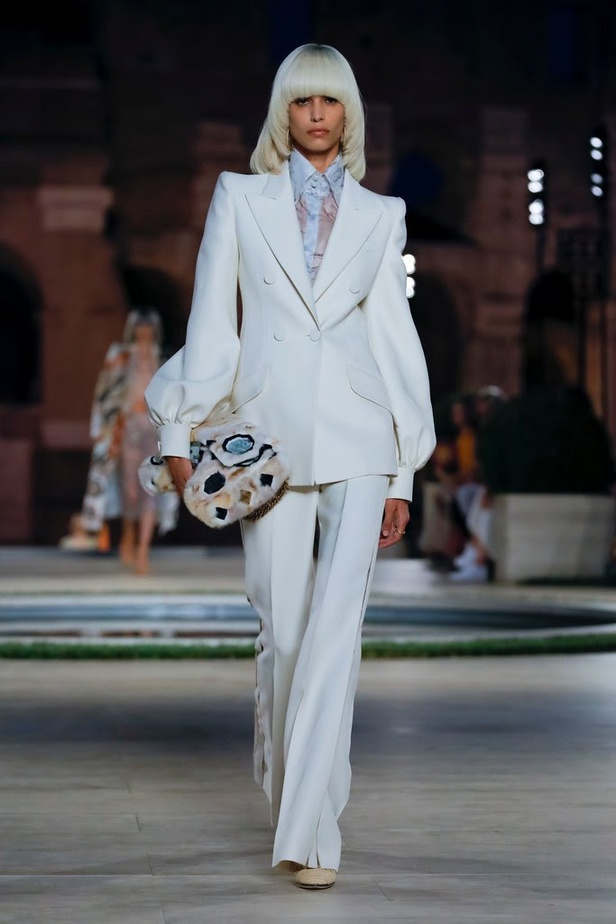 مجموعة فندي كوتور 2020 تحتفي  بالعراقة الإيطالية