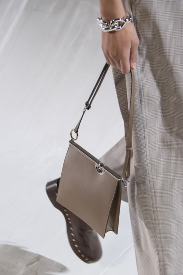 عرض أزياء Hermes لربيع وصيف 2021 من أسبوع الموضة في باريس