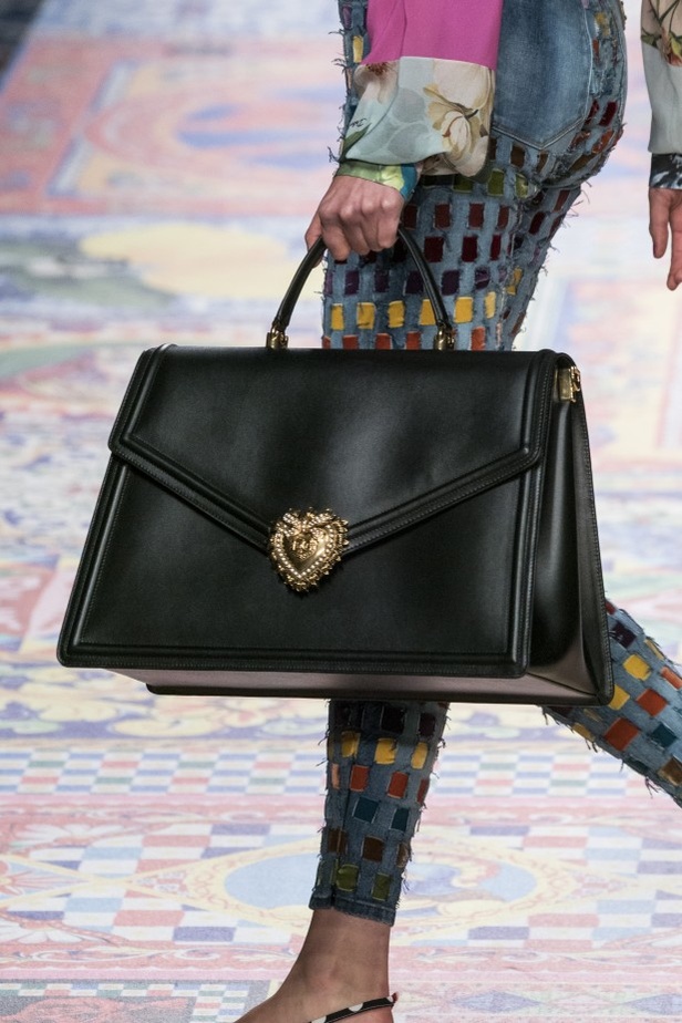 عرض ازياء dolce & gabbana لربيع وصيف 2021 ضمن أسبوع الموضة في ميلانو