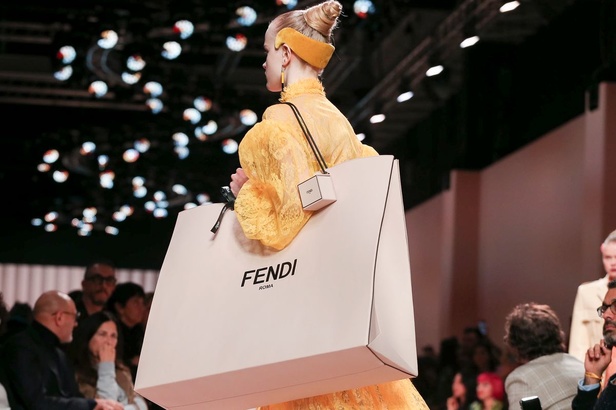 مجموعة فندي FENDI لخريف وشتاء 2020-2021 خلال اسبوع الموضة في ميلانو 