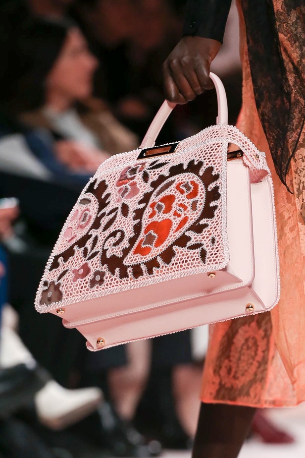 مجموعة فندي FENDI لخريف وشتاء 2020-2021 خلال اسبوع الموضة في ميلانو 