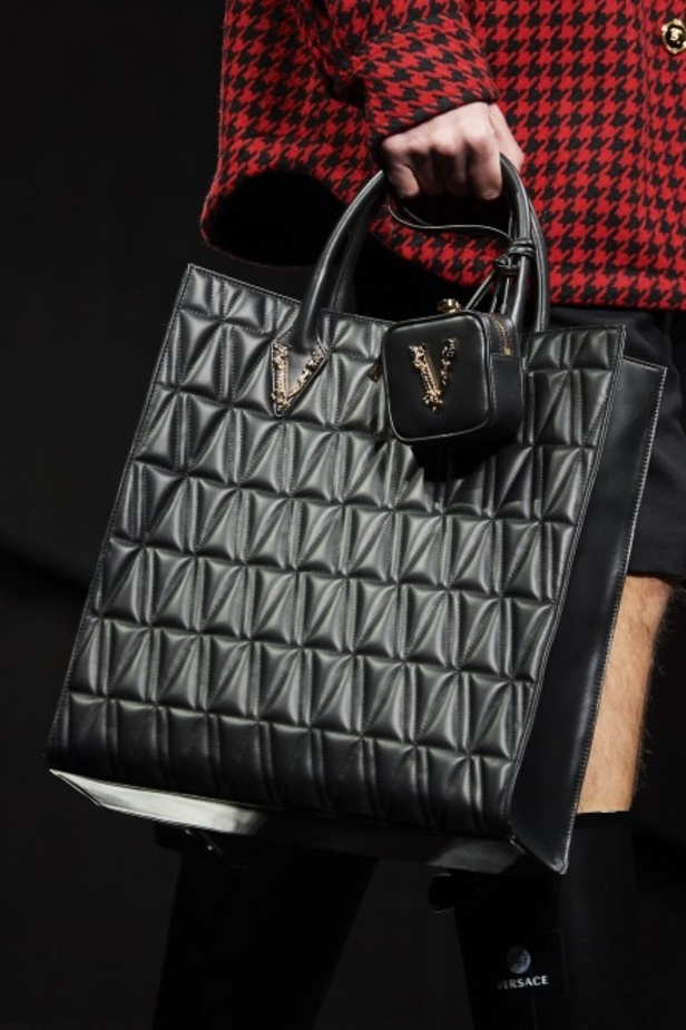 مجموعة فيرساتشي VERSACE لخريف وشتاء 2020-2021