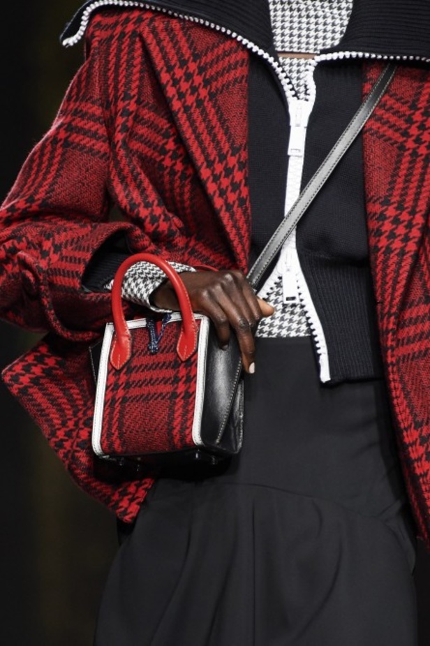 مجموعة فيرساتشي VERSACE لخريف وشتاء 2020-2021