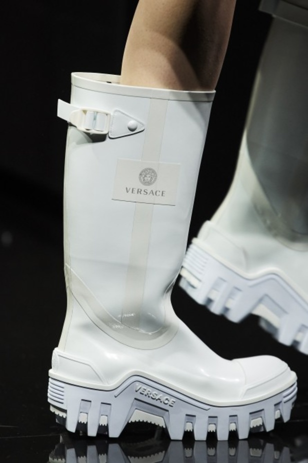 مجموعة فيرساتشي VERSACE لخريف وشتاء 2020-2021