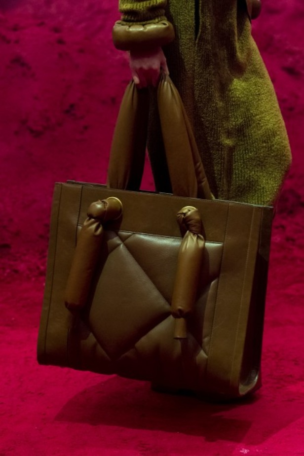 عرض ازياء MONCLER لخريف و شتاء 2020-2021 مباشرة من ميلانو