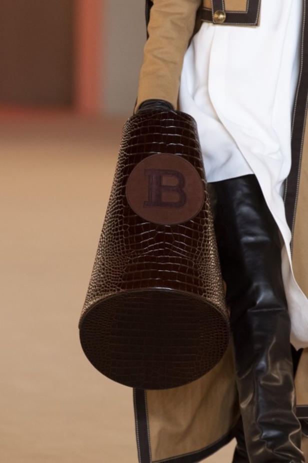 عرض ازياء balmain لخريف وشتاء 2020-2021 مباشرة من باريس