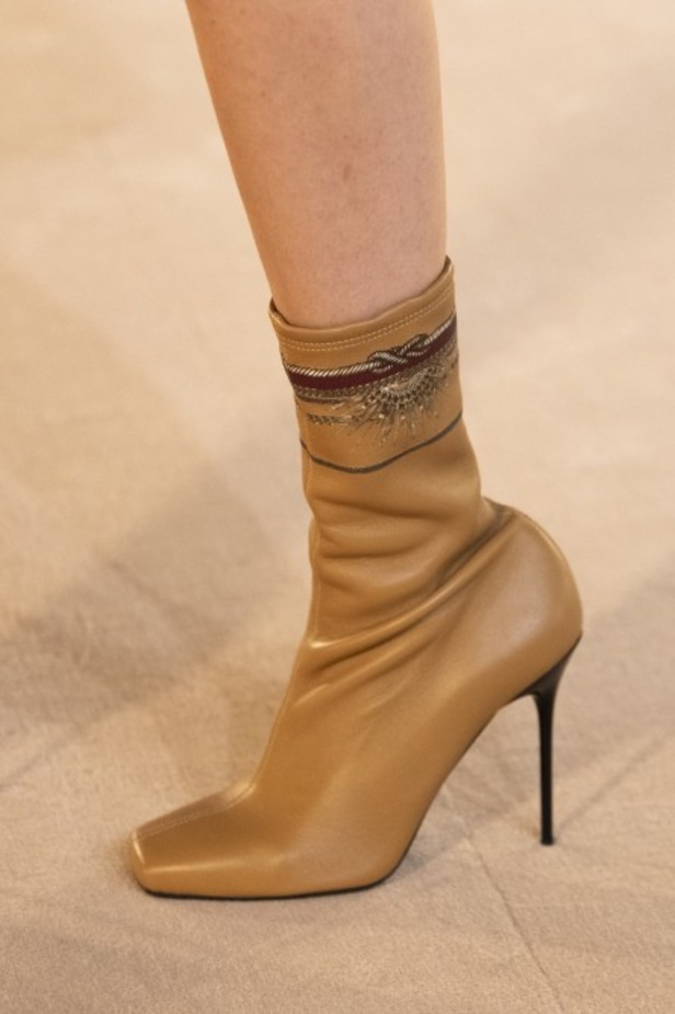 عرض ازياء balmain لخريف وشتاء 2020-2021 مباشرة من باريس