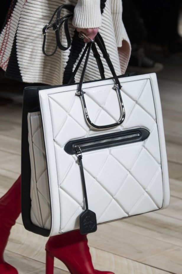 مجموعة ألكسندر ماكوين لخريف وشتاء 2020-2021