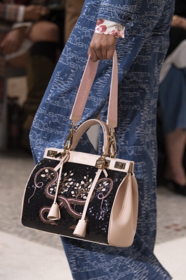 عرض ازياء جيامباتيستا فالي خلال اسبوع الموضة في باريس