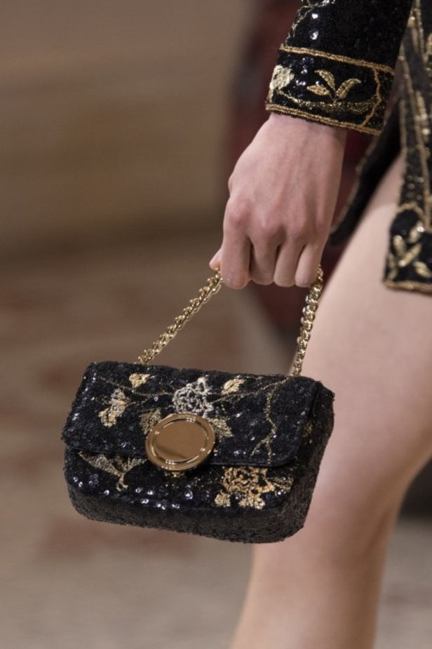 عرض ازياء جيامباتيستا فالي خلال اسبوع الموضة في باريس