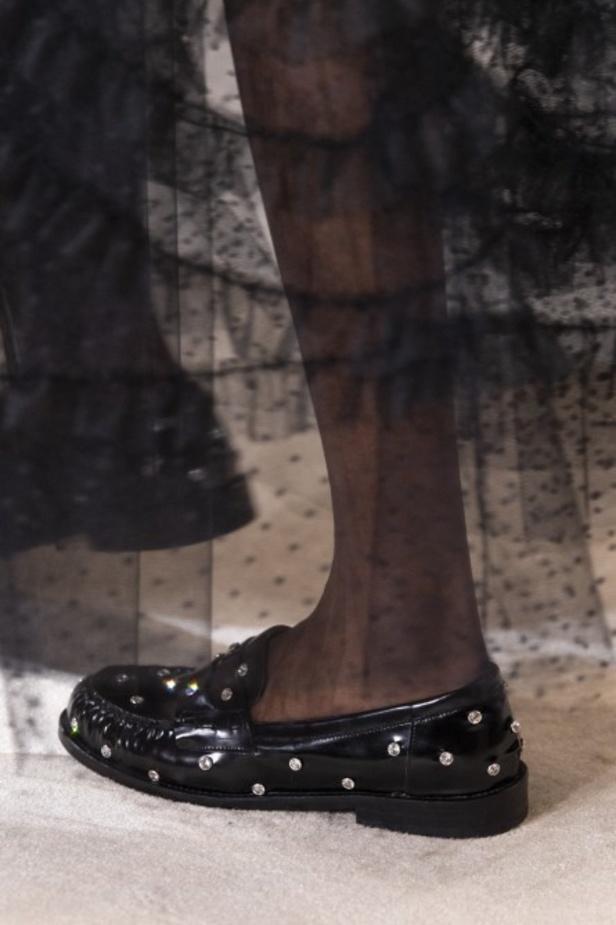 عرض ازياء جيامباتيستا فالي خلال اسبوع الموضة في باريس