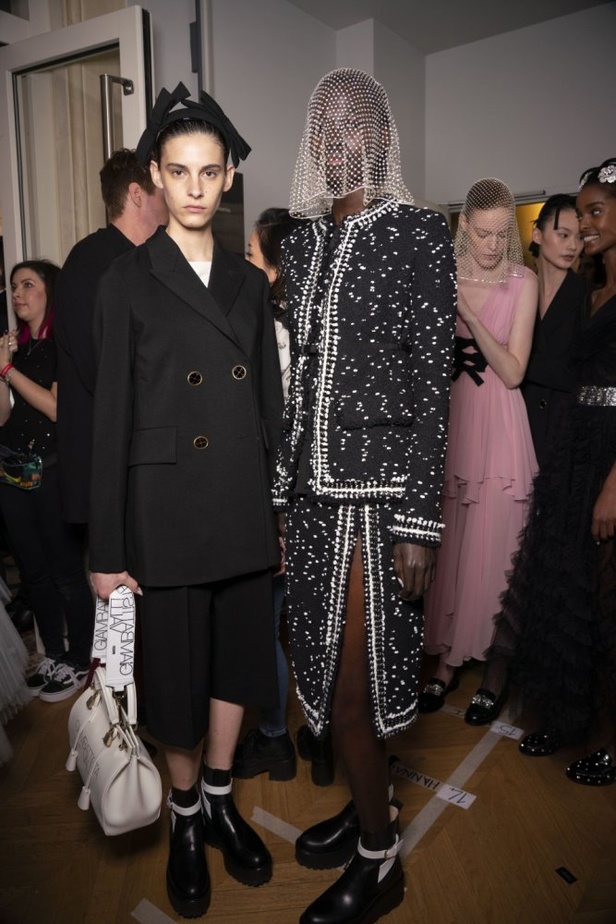 عرض ازياء جيامباتيستا فالي خلال اسبوع الموضة في باريس
