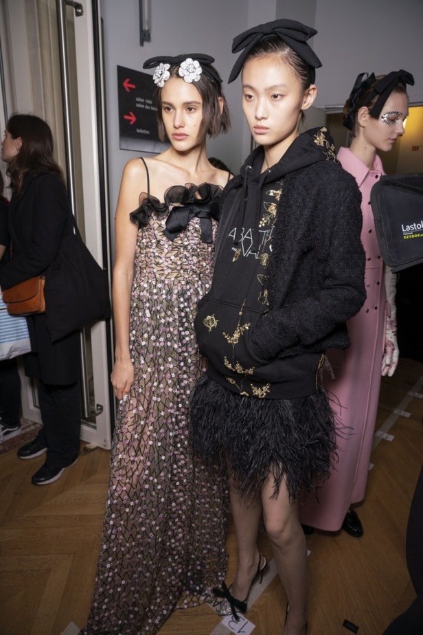 عرض ازياء جيامباتيستا فالي خلال اسبوع الموضة في باريس