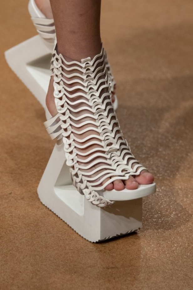 عرض ازياء haute couture من Iris Van Herpen لربيع وصيف 2020