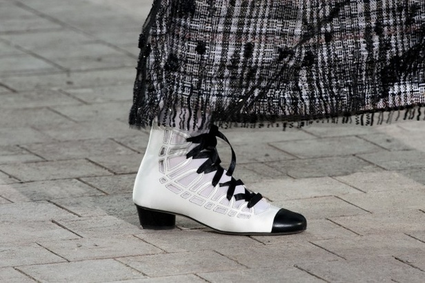 الأسود والأبيض.. عنوان مجموعة Chanel  من الألبسة الفاخرة لربيع وصيف 2020