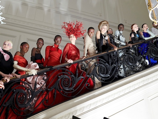 عرض مجموعة  دار Maison Valentino للأزياء الراقية ربيع وصيف 2020