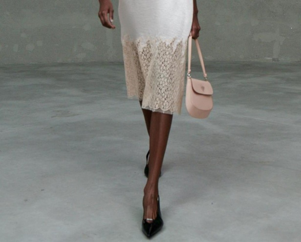 عرض PRADA لمجموعة resort 2021 خلال أسبوع الموضة في ميلانو