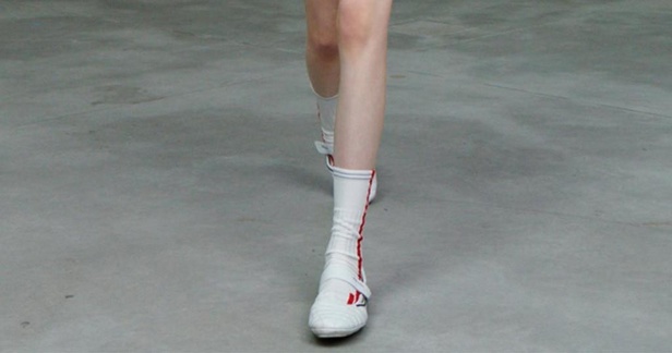 عرض PRADA لمجموعة resort 2021 خلال أسبوع الموضة في ميلانو