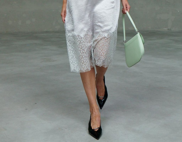 عرض PRADA لمجموعة resort 2021 خلال أسبوع الموضة في ميلانو