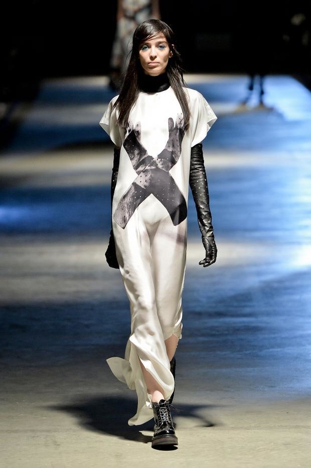 أزياء Giles... تفاصيل صغيرة تصنع الدهشة