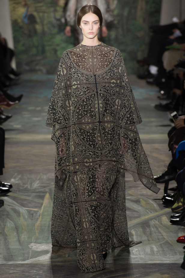  Valentino لمسات راقية وأناقة جاهزة