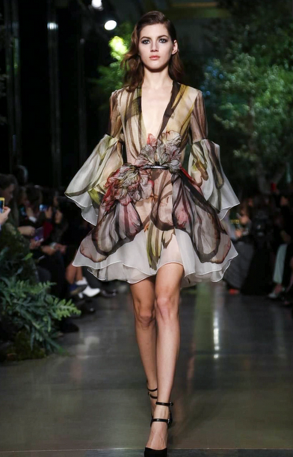 Elie Saab يمنح سندريلا سحر شهرزاد