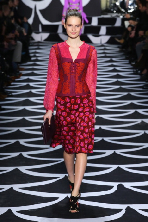 DVF: تصاميم ذهبية بأجمل النقشات