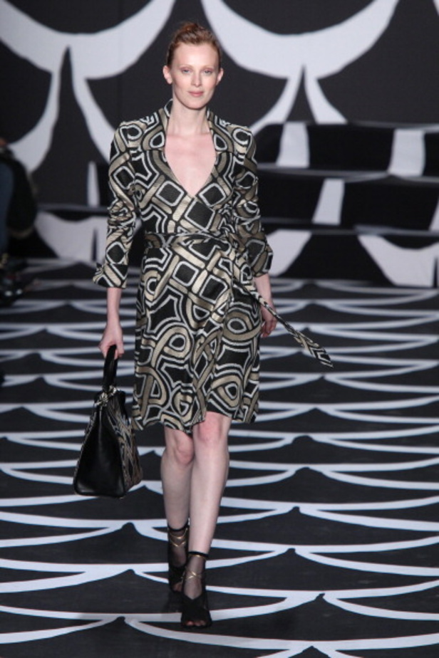 DVF: تصاميم ذهبية بأجمل النقشات