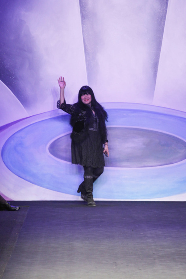 Anna Sui تجمع بين الأناقة والجرأة