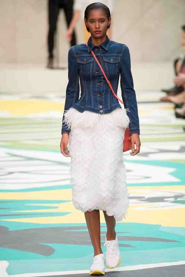 الطيور والنحل أعلى زهور BURBERRY PRORSUM