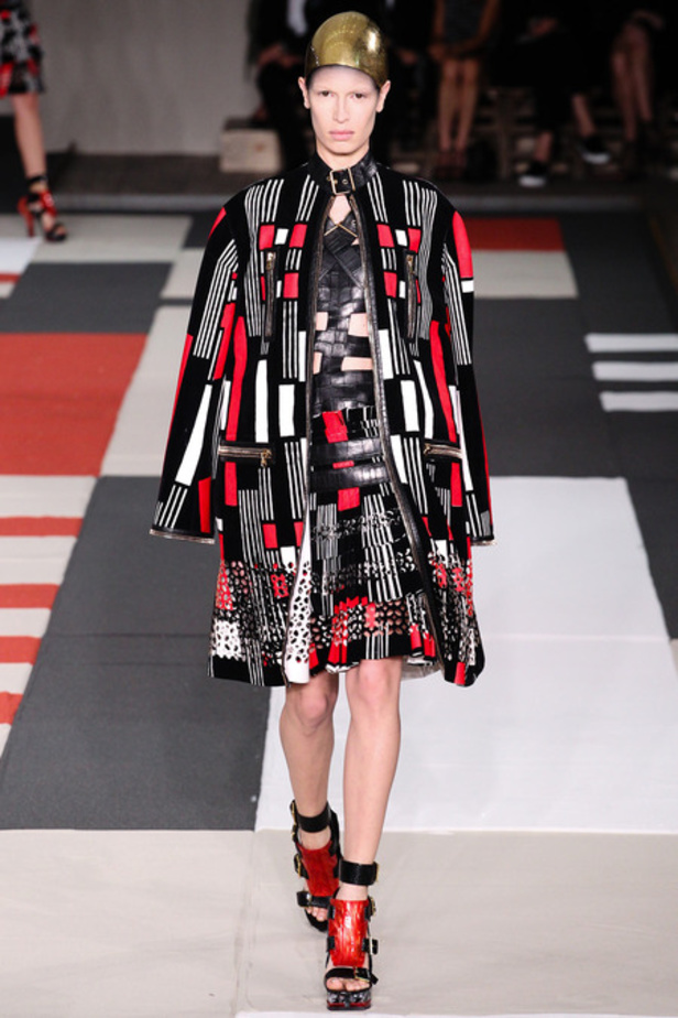 Alexander McQueen خطوط مستوحاة من الطراز الروماني