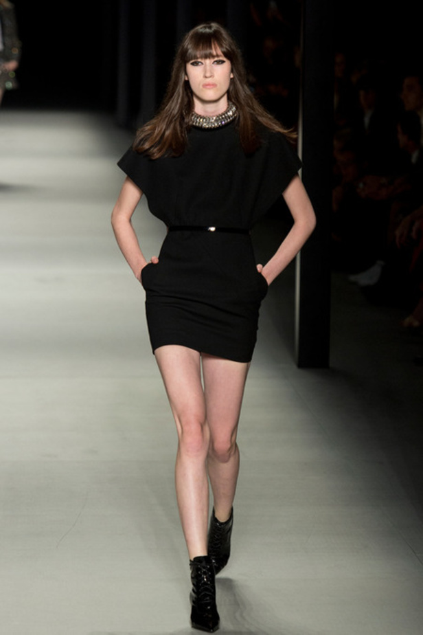 Saint Laurent: الاقمشة الشفافة لاطلالة أكثر دلالاً