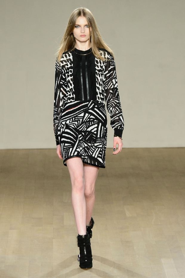 مجموعة Issa تتناغم بين الشراريب والأشكال الهندسية