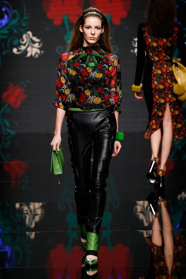 لمسات الفرو والشراريب تغمر عروض Aigner