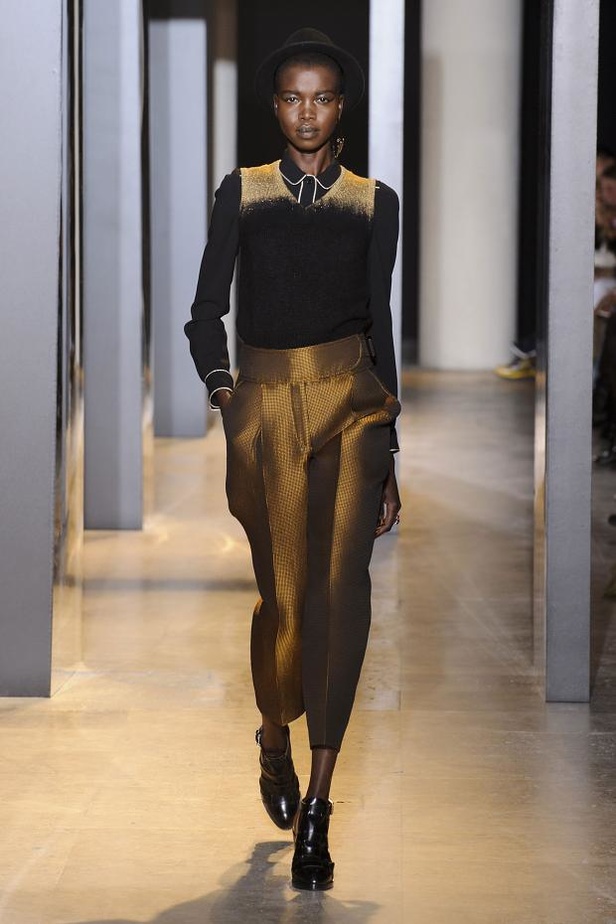 نقوش الأسماك الملوّنة في عرض  John Galliano