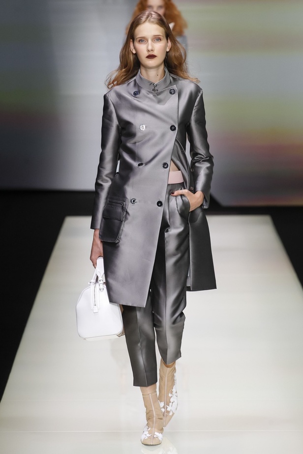 Emporio Armani يُحيي موضة البرمودا والقصّات الذكورية