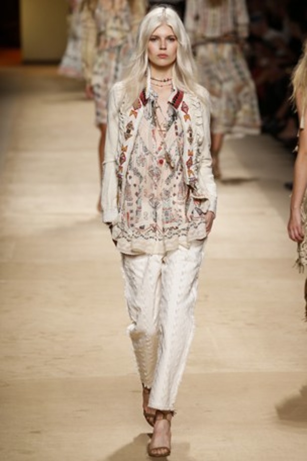 تصاميم Etro تحاكي المرأة العصرية والغجرية