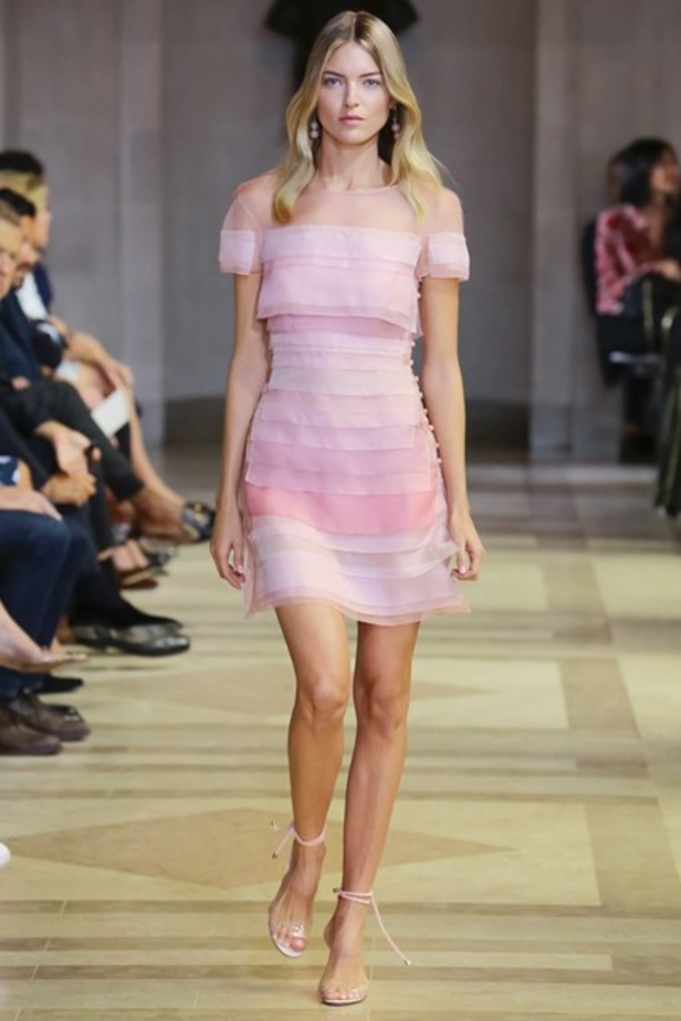 الشفافية والأنوثة عنوان عرض Carolina Herrera