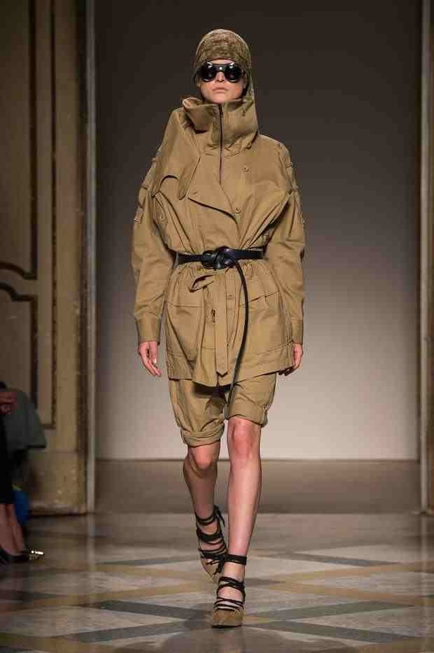 السفر تحت سحابة ربيع NICHOLAS K