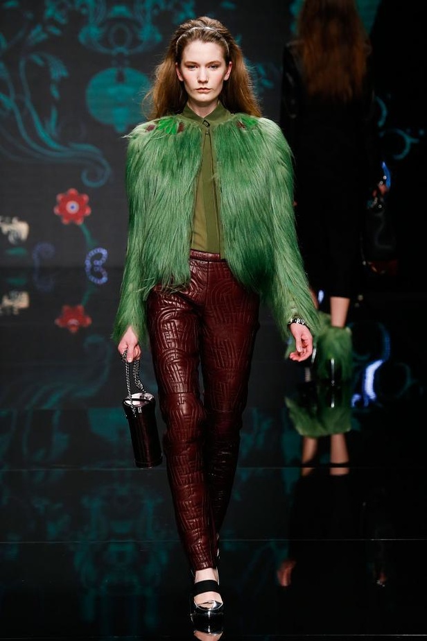 لمسات الفرو والشراريب تغمر عروض Aigner