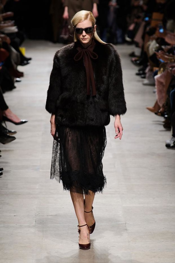 تصاميم دافئة وباريسية في عرض  Rochas