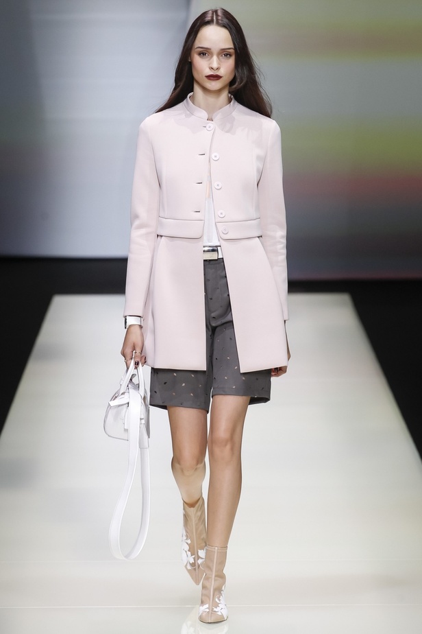 Emporio Armani يُحيي موضة البرمودا والقصّات الذكورية