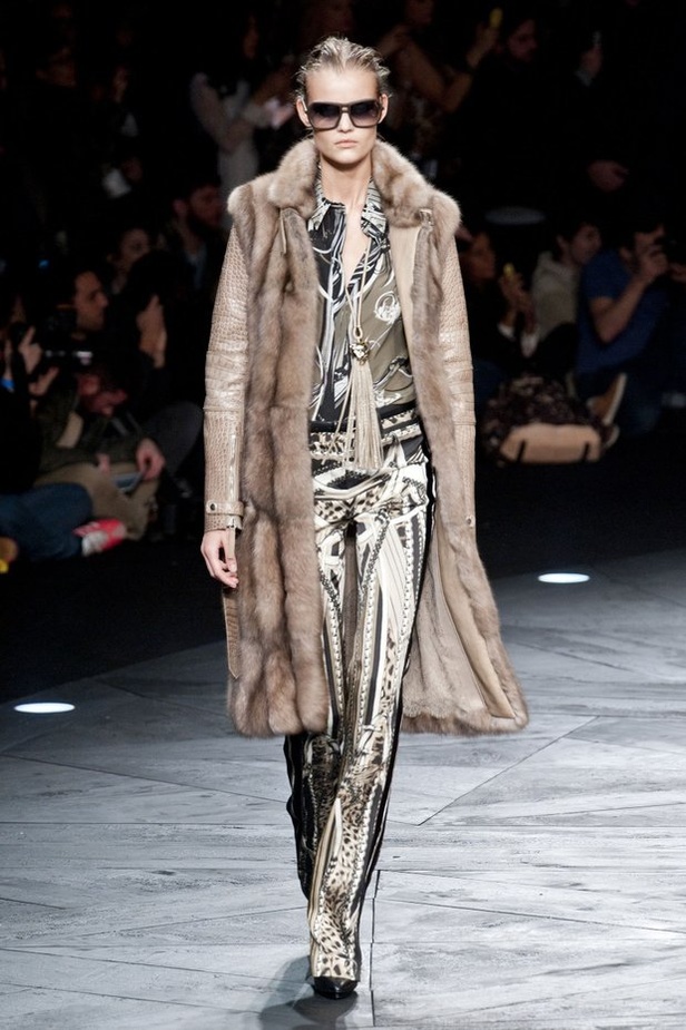 Roberto Cavalli... أناقة بسحر الغابات الاستوائية