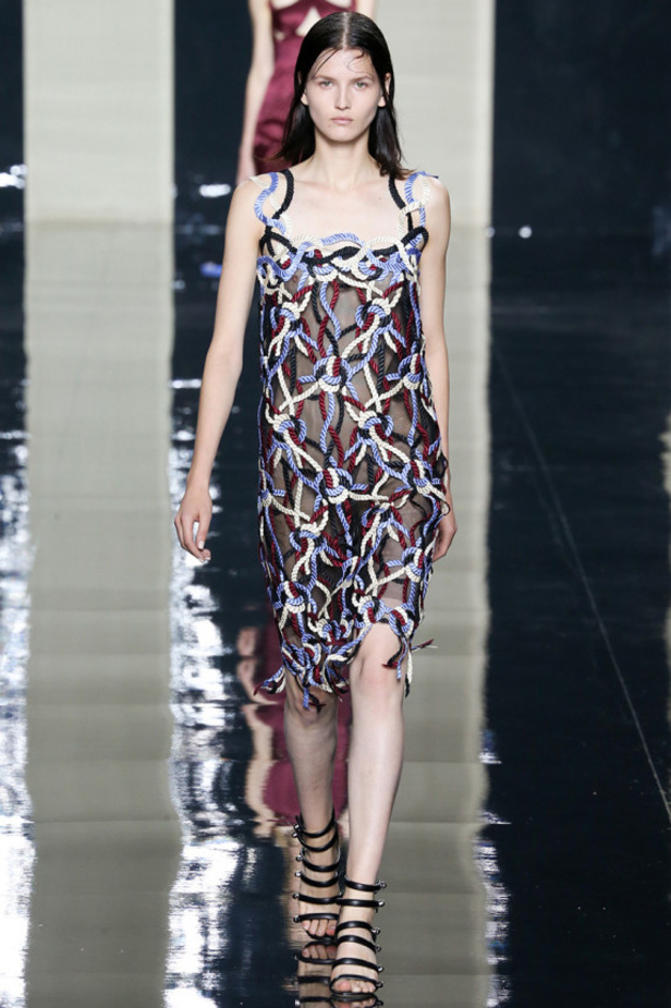 "كريستوفر كان" يبتعد عن الألوان القوية والنيون