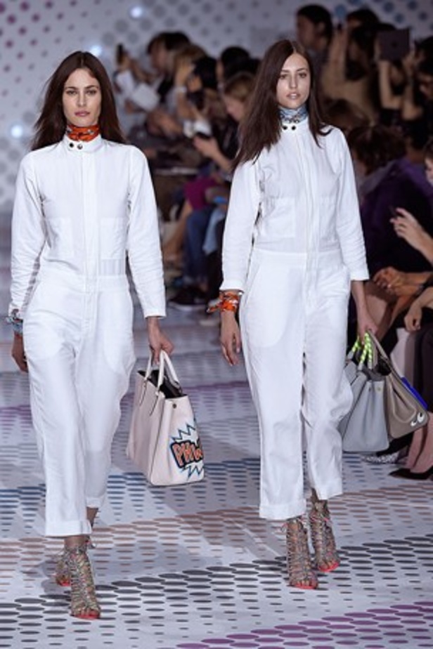 "الحقائب أيضاً لها مشاعر" في عرض Anya Hindmarch