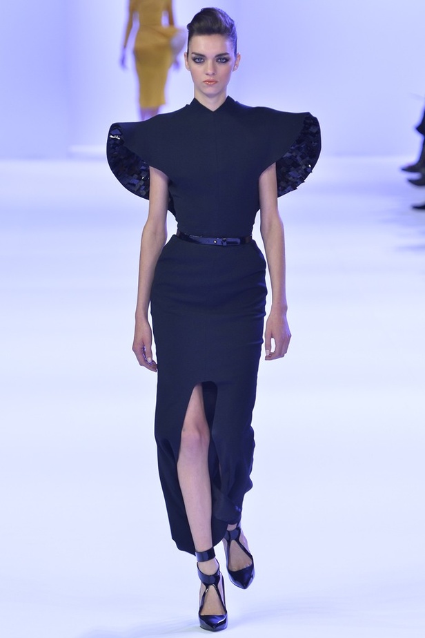 Stéphane Rolland أناقة الاصفر ورقيّ الابيض