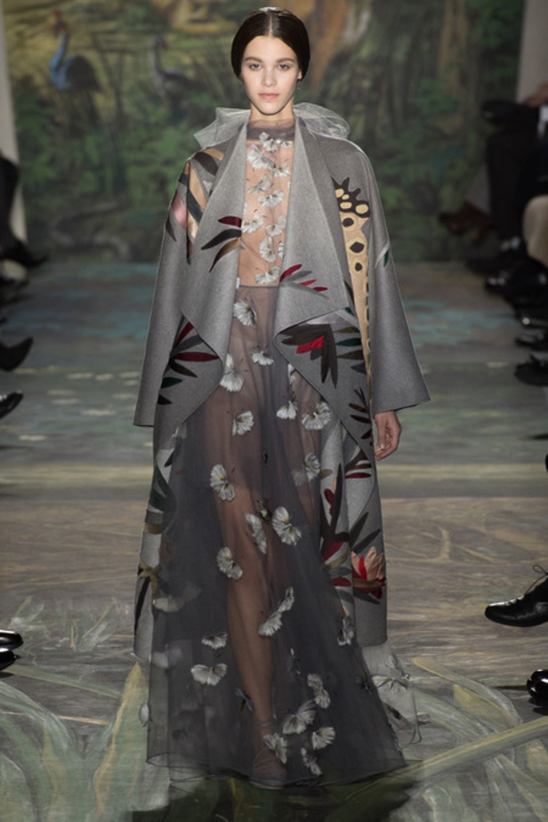  Valentino لمسات راقية وأناقة جاهزة