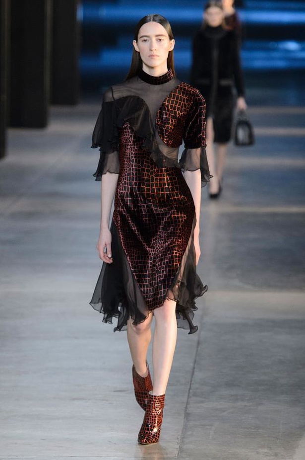 Christopher Kane يعشق الفساتين المنقوشة بجلد التمساح