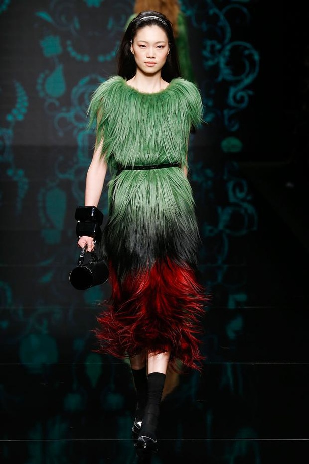 لمسات الفرو والشراريب تغمر عروض Aigner